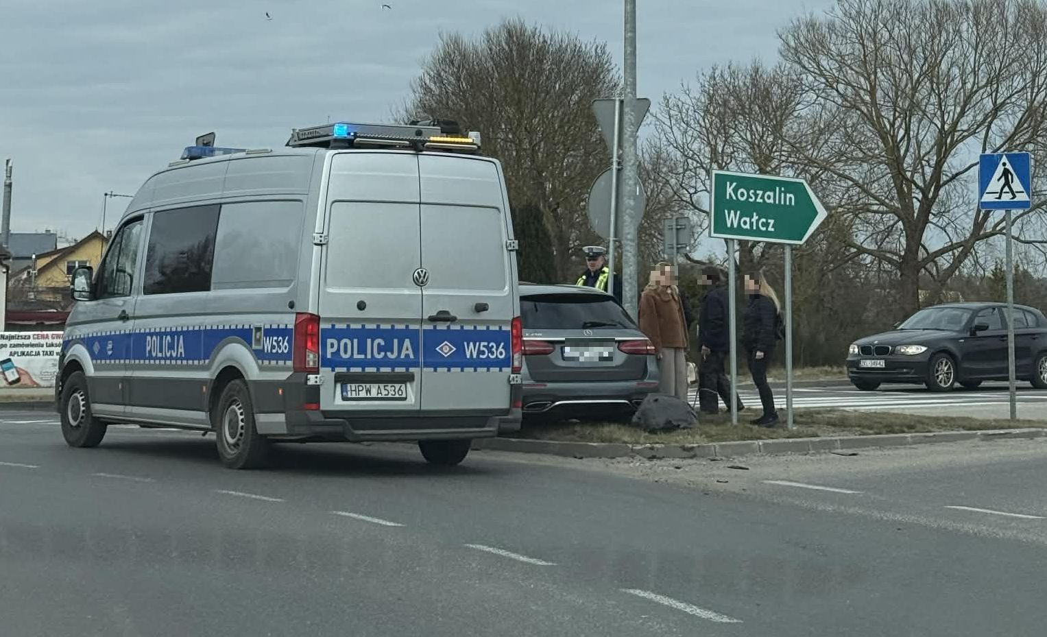 Nieprawidłowa zmiana pasa i gotowe… rozbite trzy samochody