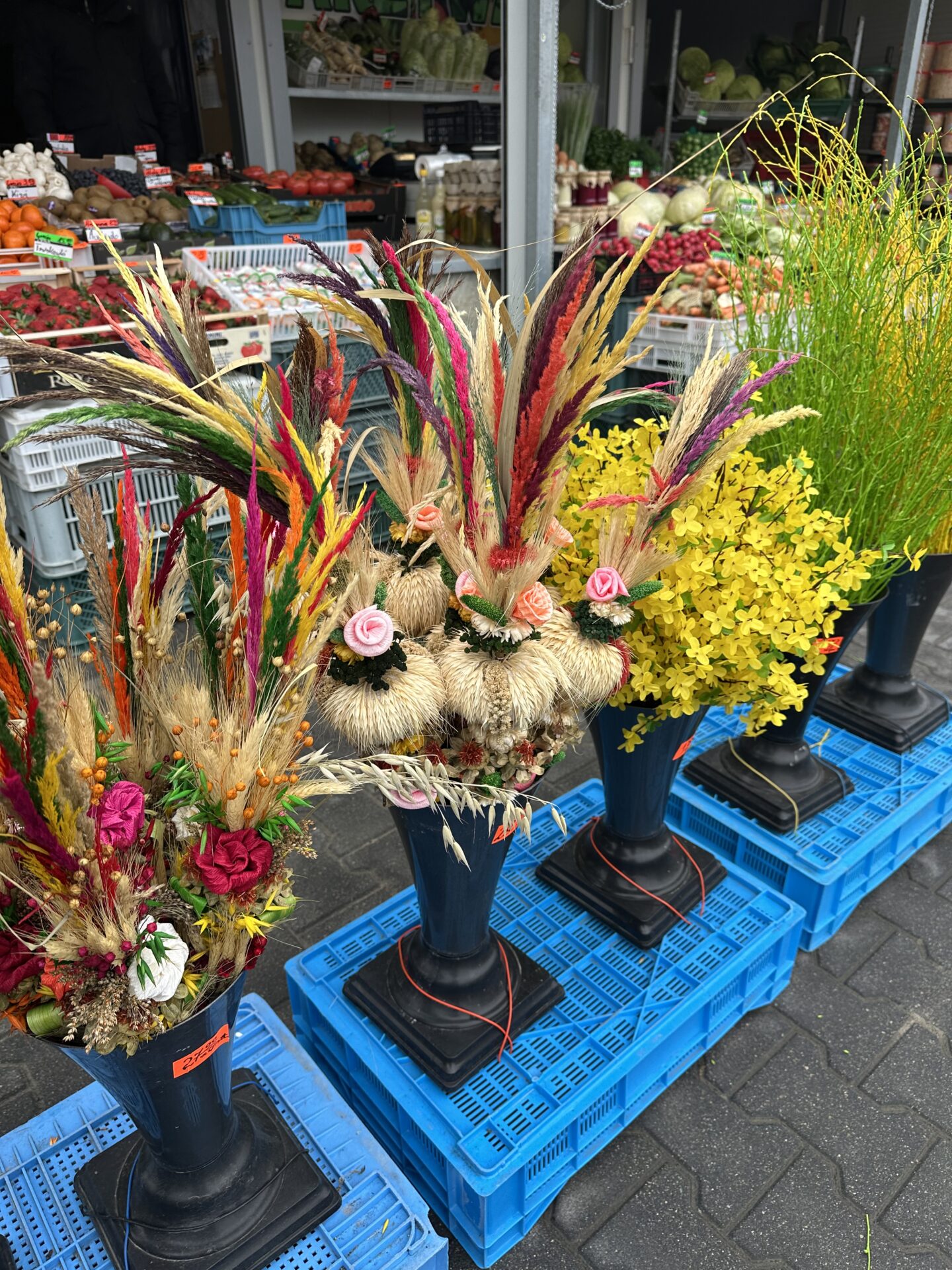 Bratki i wielkanocne ozdoby. Wiosna zawitała na kołobrzeskim targowisku [ZDJĘCIA]