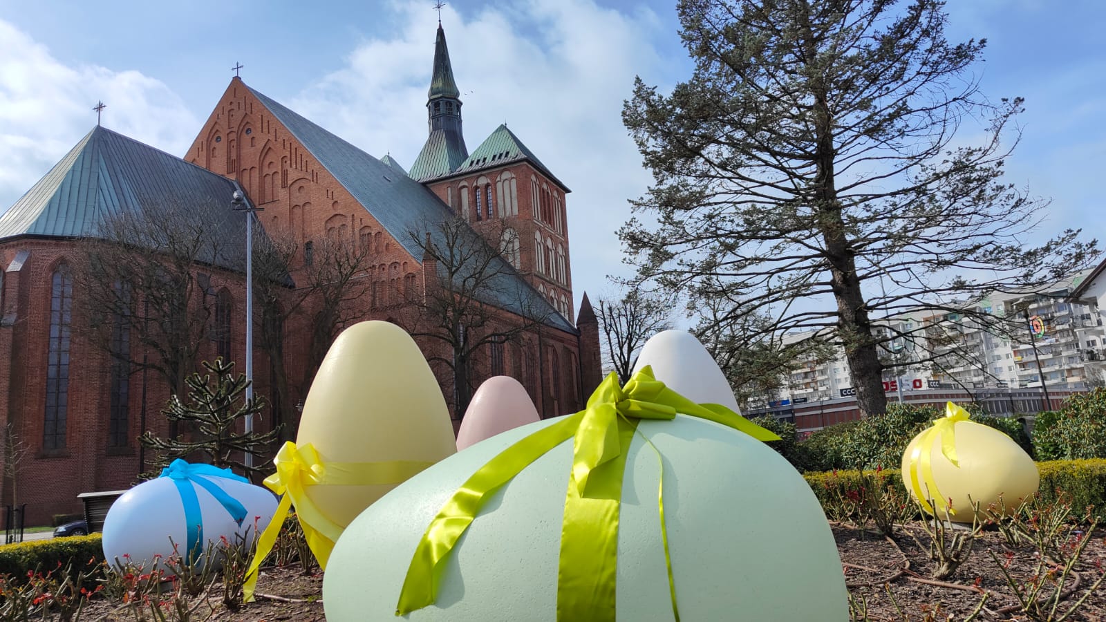 Pisanki i zajączki znów ozdobią Kołobrzeg na Wielkanoc